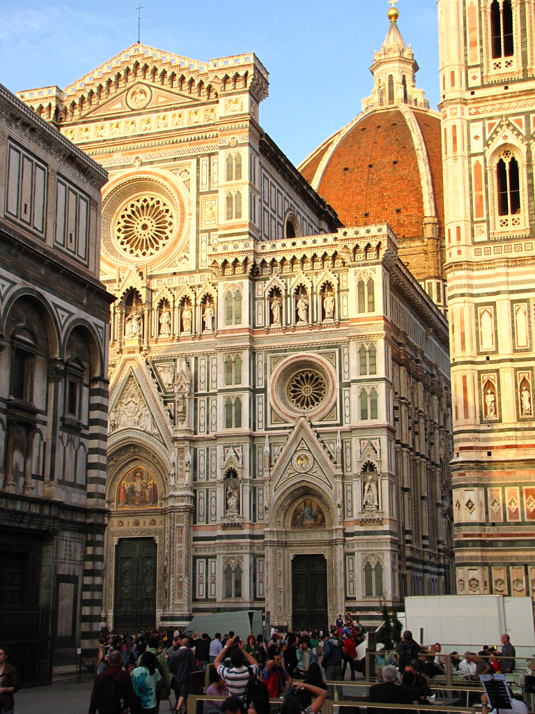 Duomo je s krstilnico in Giottovim stolpom središče Firenc