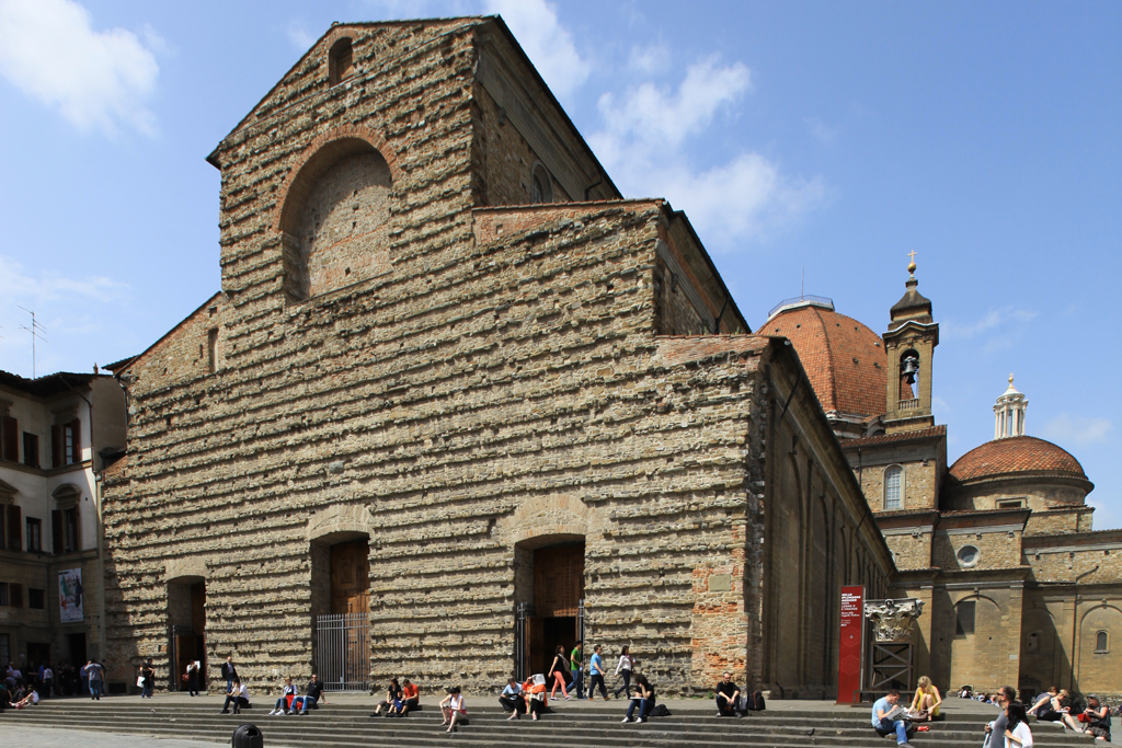 Cerkev San Lorenzo brez portala, ki ga je načrtoval Michelangelo, a ga niso nikoli postavili