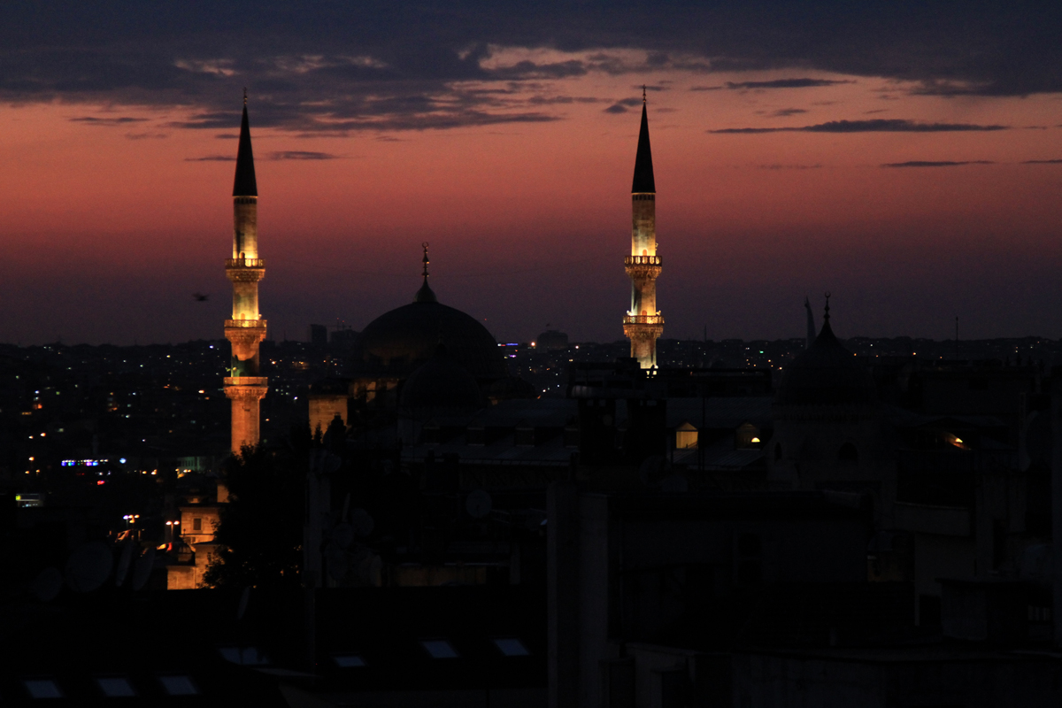 Minareti se dvigajo v nebo in dajejo značilno podobo Istanbulu