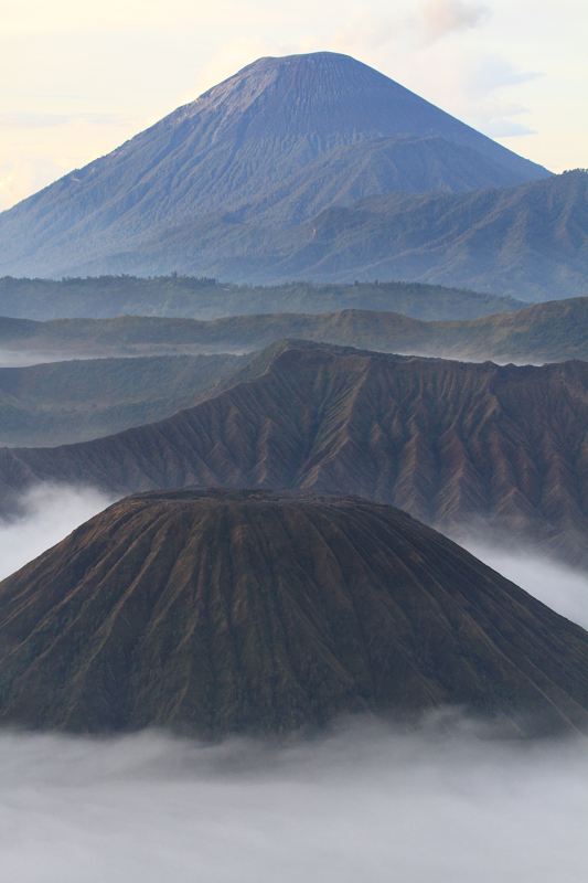 Bromo je za sprednjim ognjenikom