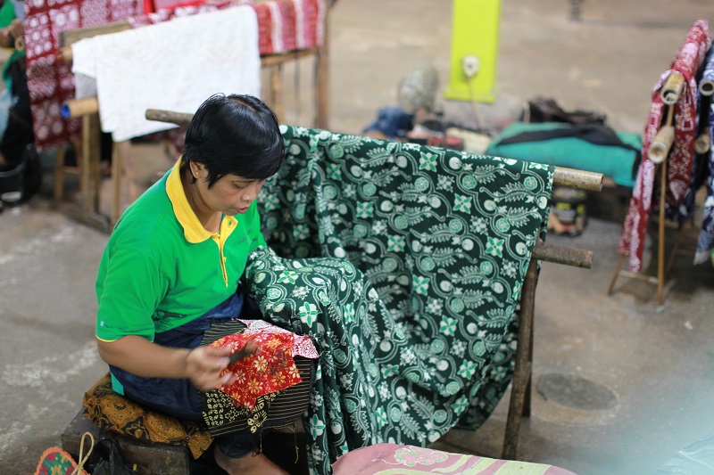 Nastajanje tkanine potiskane z batik tehniko