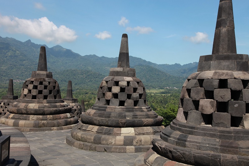 Skultrure na vrhu templja Borobudur spominjajo na zvonce