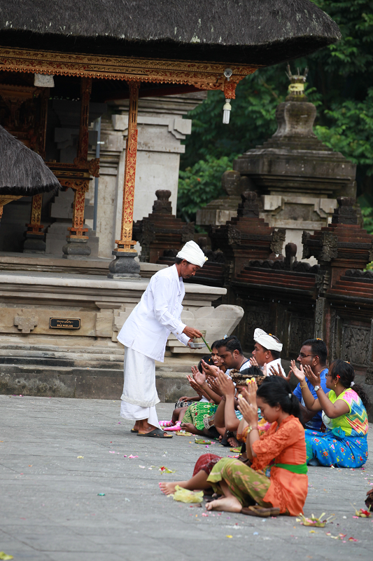 V templjih verniki opravljajo svoje obrede in jih turisti sploh ne motijo