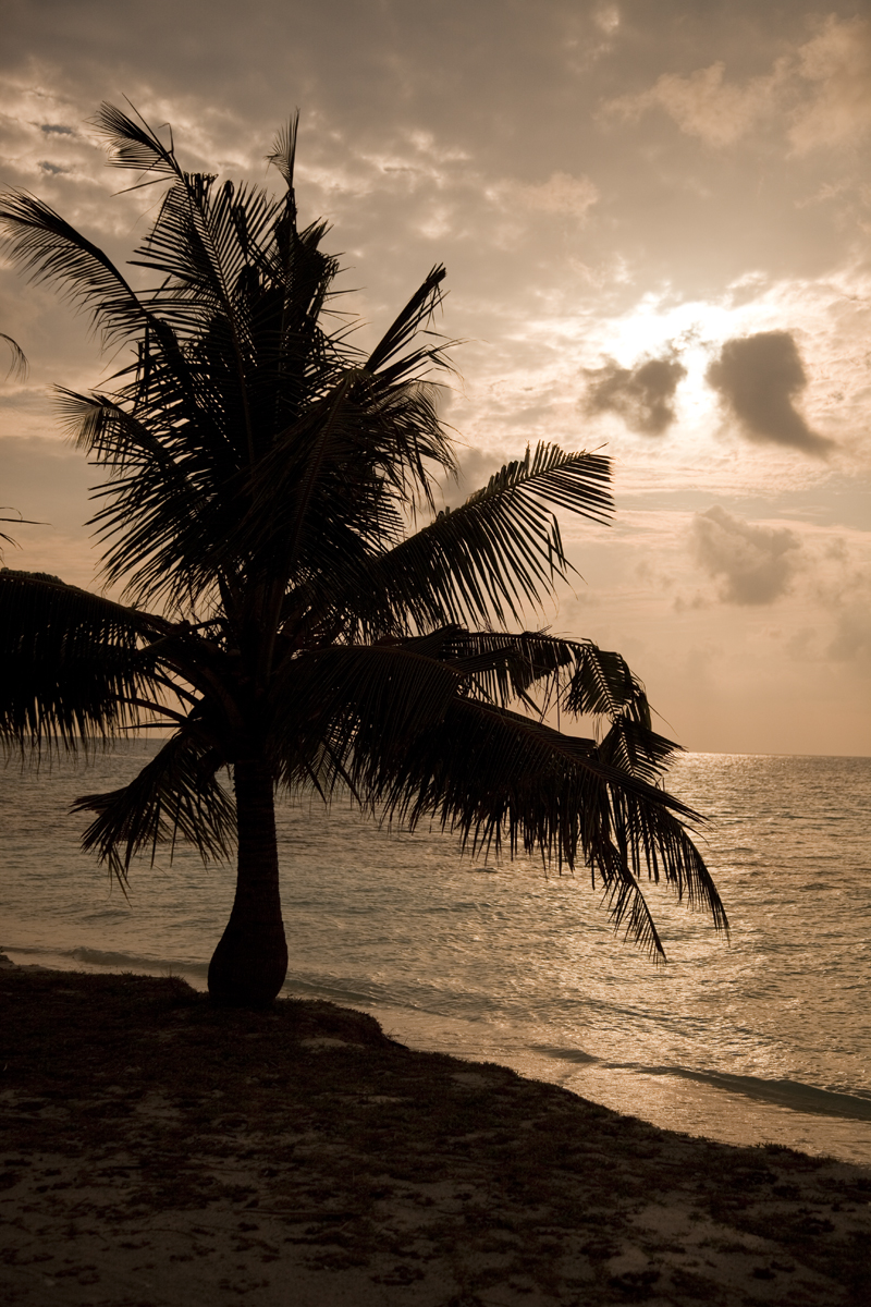 Ko sonce na Maldivih zahaja je pri nas še dan (4 ure časovne razlike)